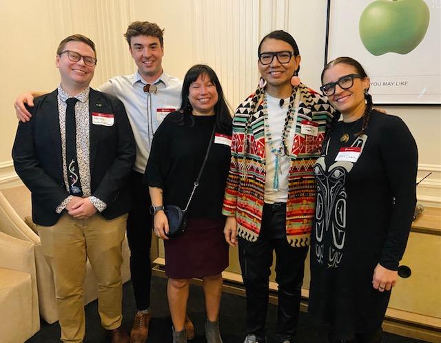 5 membres du conseil des anciens élèves autochtones Dr. Warren Cardinal-Mcteague, Rylan McCallum, Allison Beardsworth, Dr. James Makokis and Dr. Jessica Dunkley