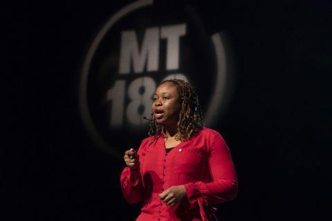 Femme faisant une présentation lors de l'événement MT-180