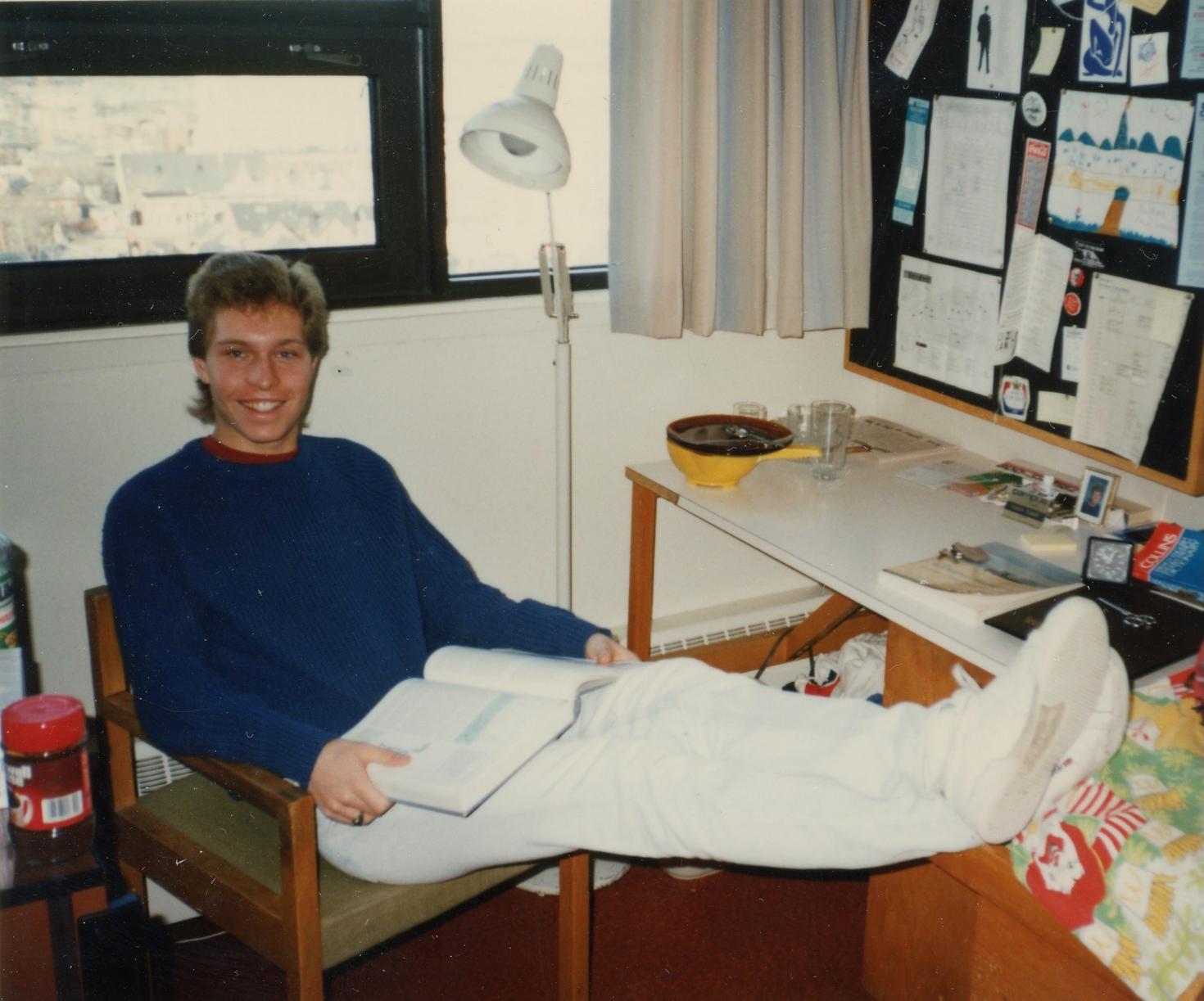 Reg, vers 1988, en train d’étudier dans sa chambre à la résidence Thompson.