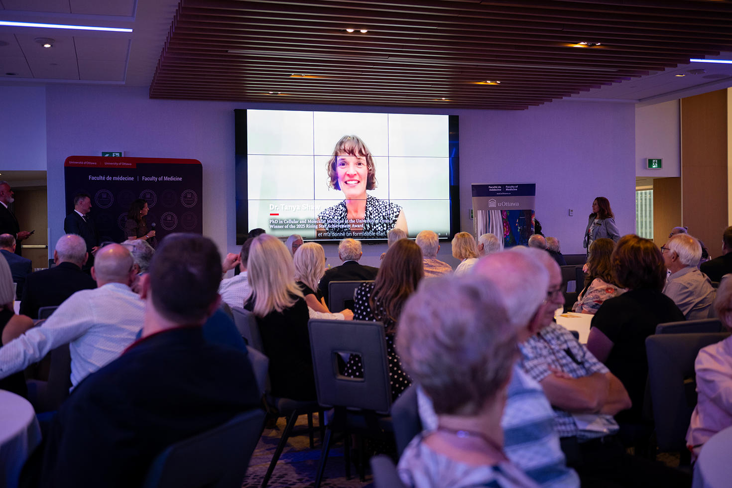 C'est depuis Londres, Angleterre, ou elle exerce, que Dre Shaw a envoyé une vidéo pour témoigner sa gratitude de recevoir le Prix d’excellence de l’étoile montante.