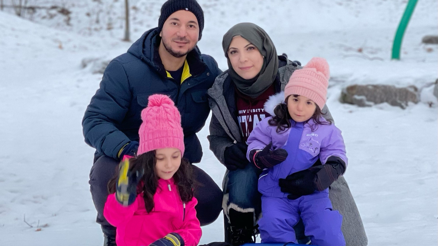 Dua, Ali et leurs deux filles, Leen et Nadine, pendant leur premier hiver à Ottawa. Dua dit que la famille s’est rapidement sentie chez elle dans cette ville. 