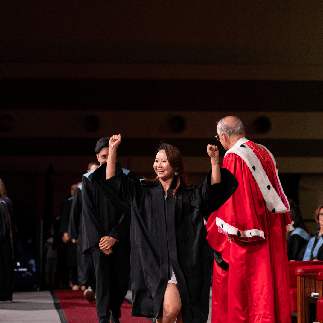 Un étudiant monte sur scène lors de la cérémonie de remise des diplômes
