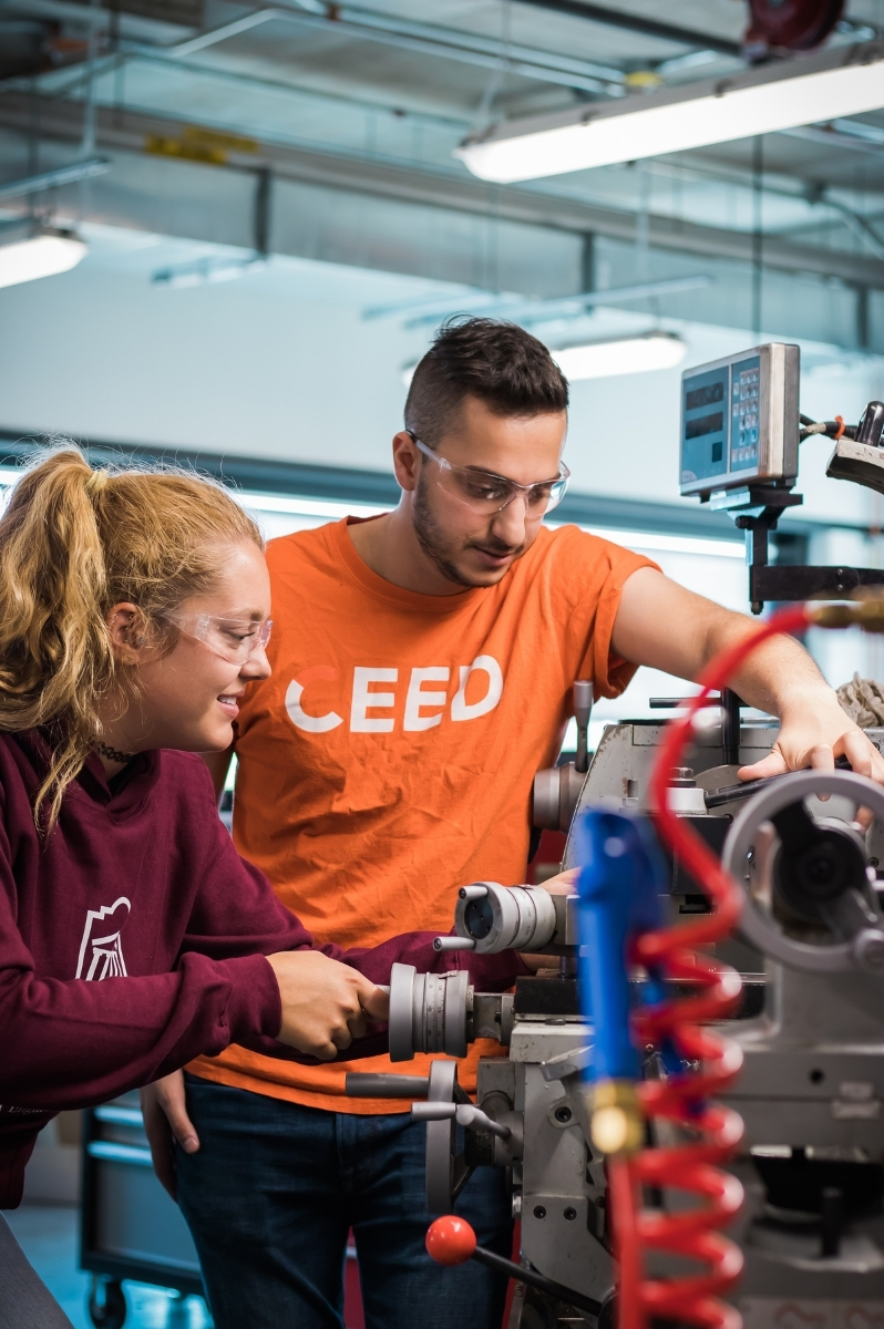 Les étudiants travaillent sur un projet d'ingénierie