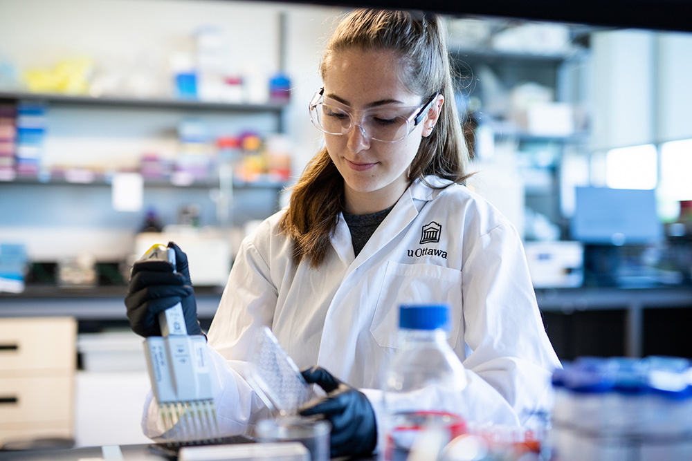 Étudiante de la Faculté des sciences en laboratoire