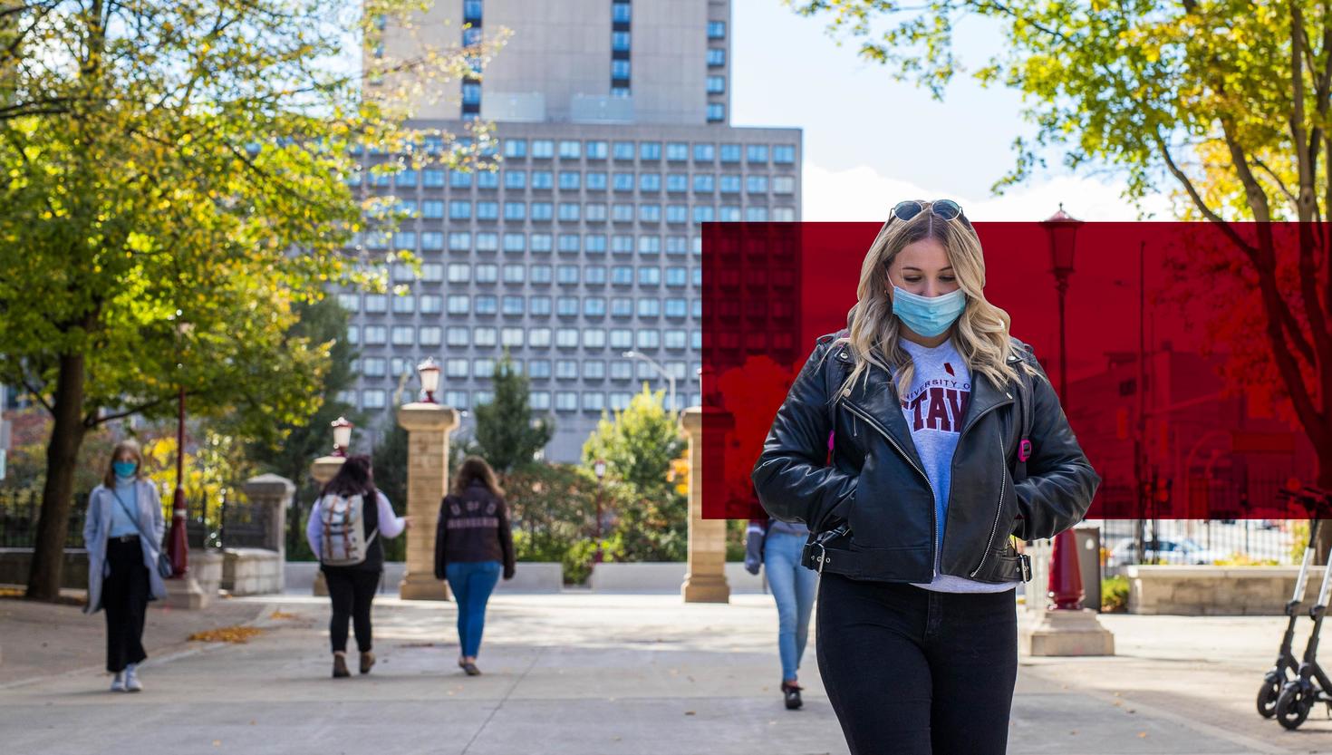 étudiante marchant sur le campus avec un masque