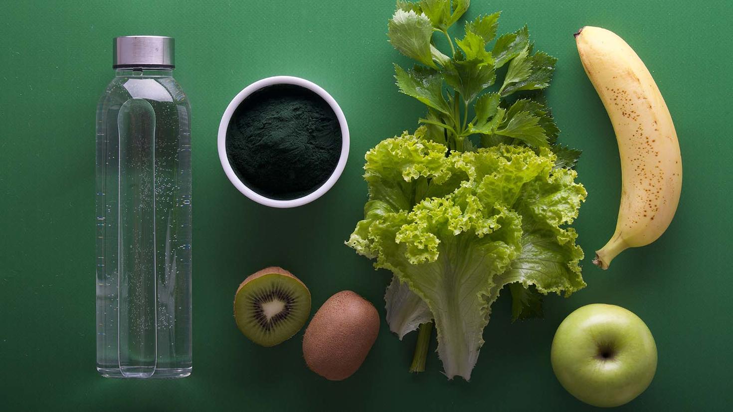 Des fruits, des légumes et une bouteille d'eau