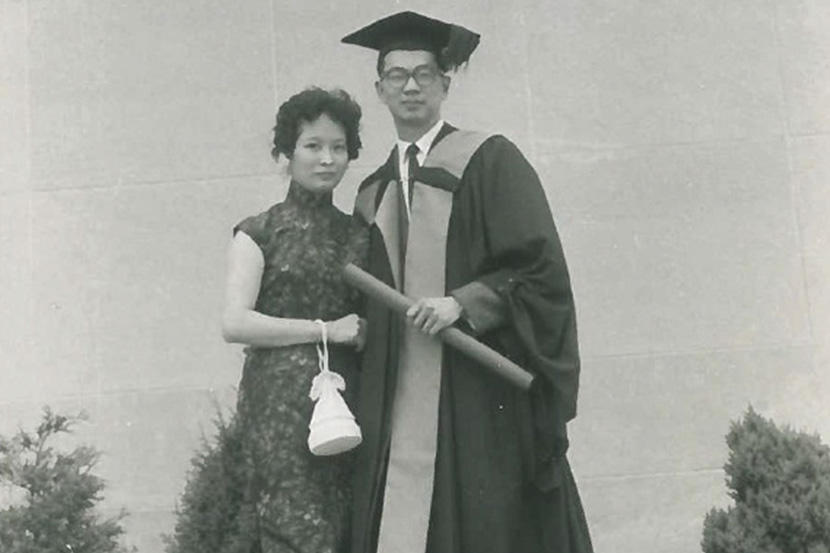 Francis Wong lors de sa graduation, avec Joséphine.