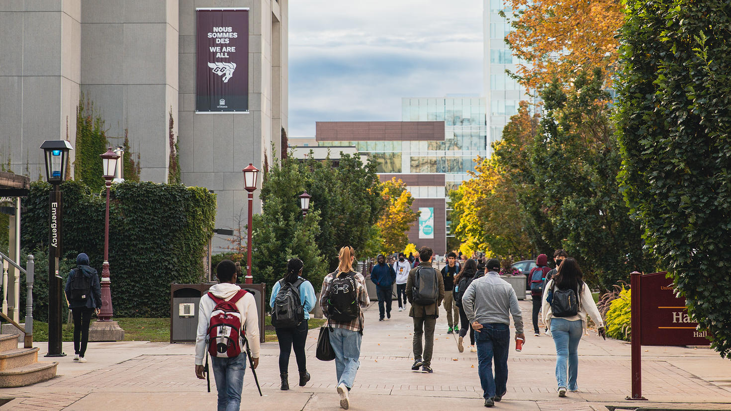 Étudiants marchant sur le campus