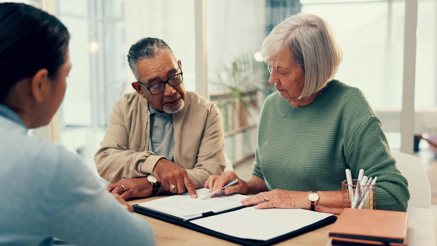 un couple examine les documents relatifs à la succession avec un conseiller