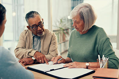 Un couple examine son patrimoine avec un conseiller
