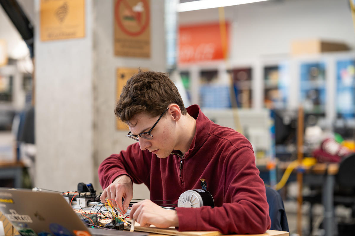 Étudiant travaillant sur un circuit électronique