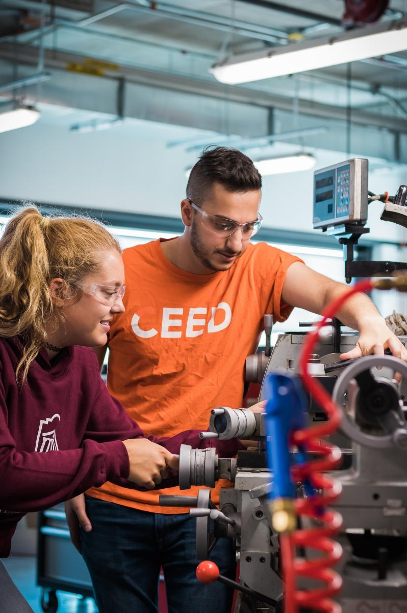  Des étudiants utilisent des machines dans l'espace de travail du CEED