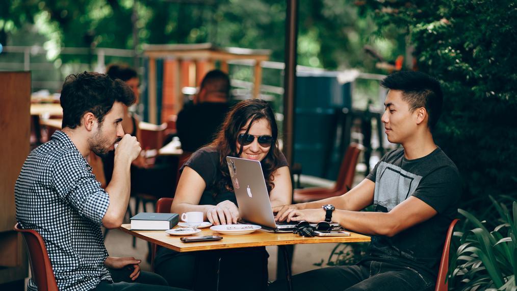Étudiants travaillant dans un café