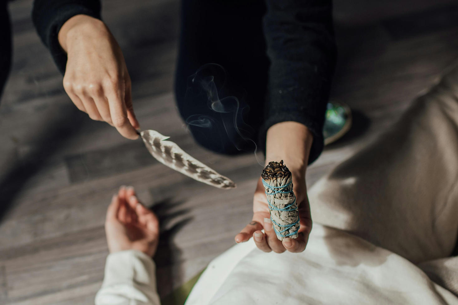 Cérémonie de purification à la plume et à la sauge