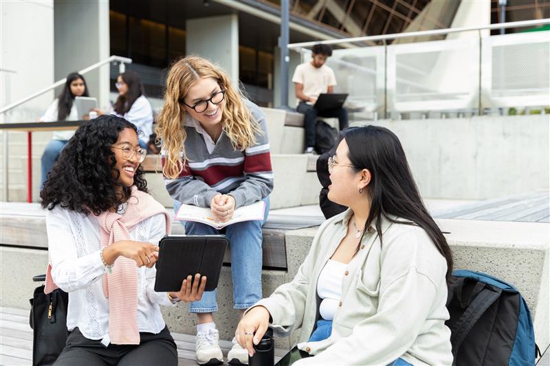Étudiants sur le campus assis sur les marches