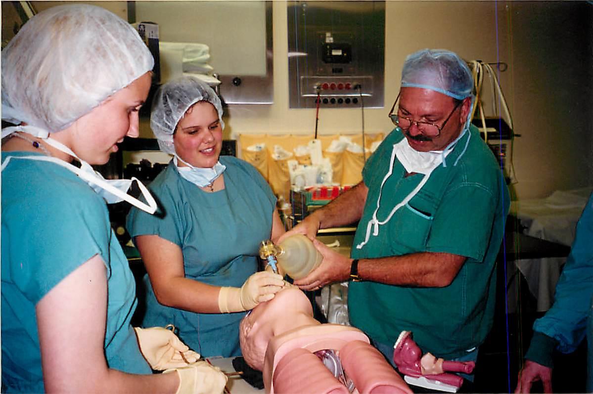 Dr Jean Anawati enseignant à ses étudiants la réanimation respiratoire par ventilation manuelle.