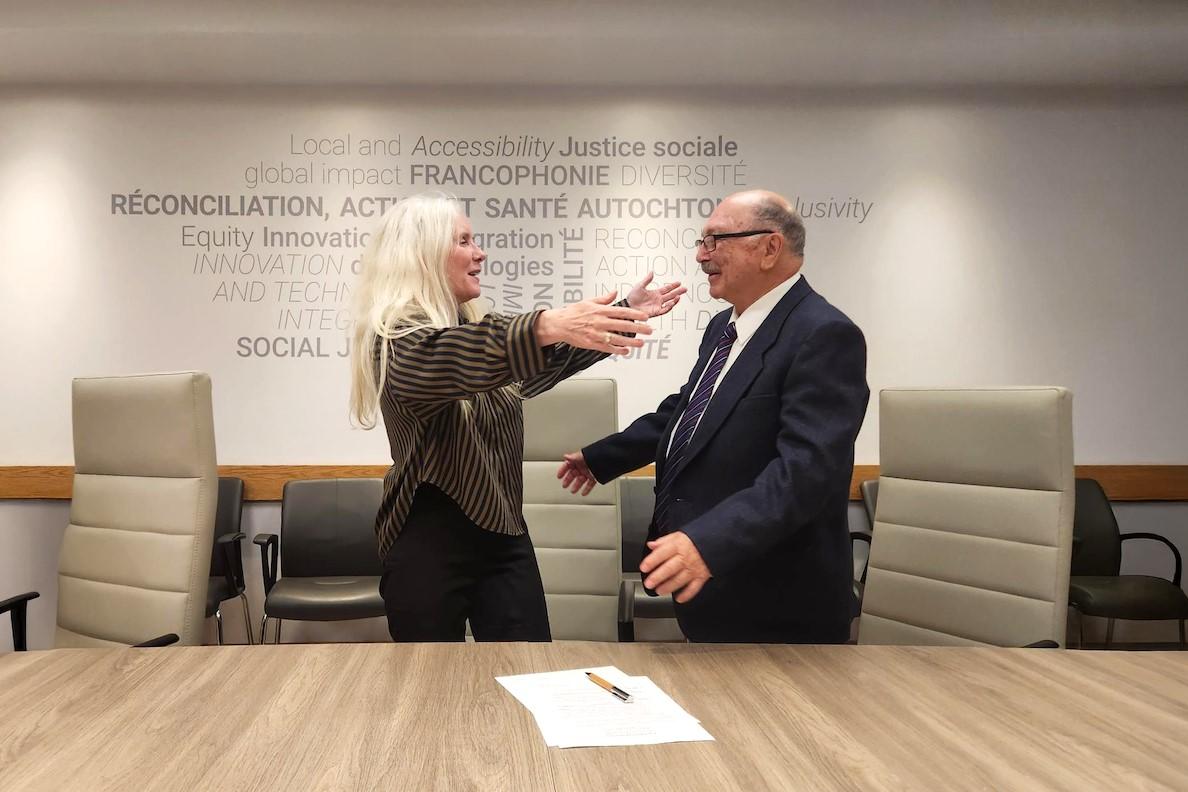 Le Dr Jean Anawati et la doyenne intérimaire Dre Melissa Forgie célèbrent la création de la Bourse familiale Anawati.