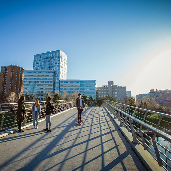 Des étudiants sur un pont