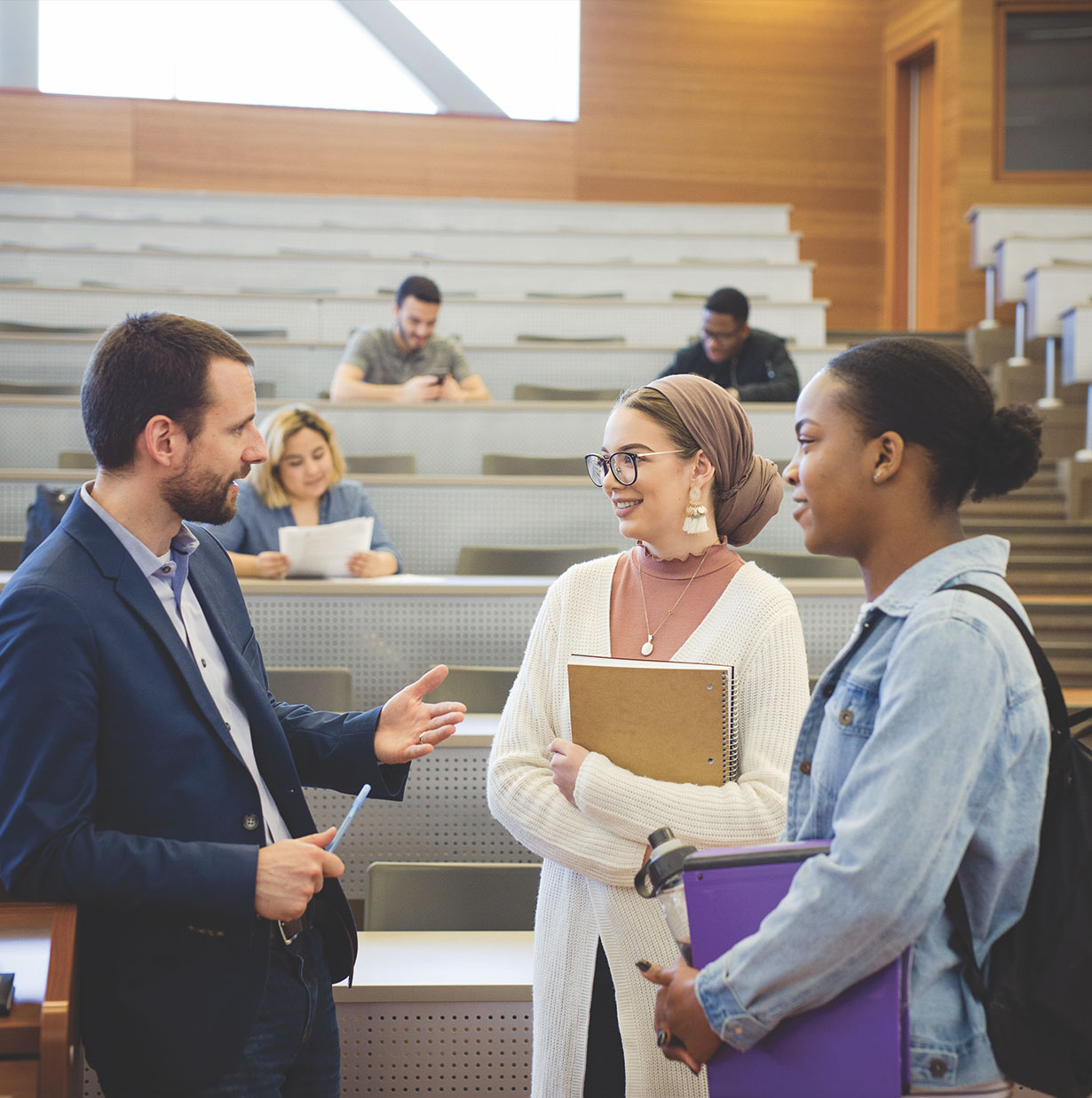 étudiantes avec un professeur