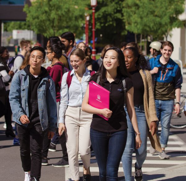 Étudiants marchant sur le campus