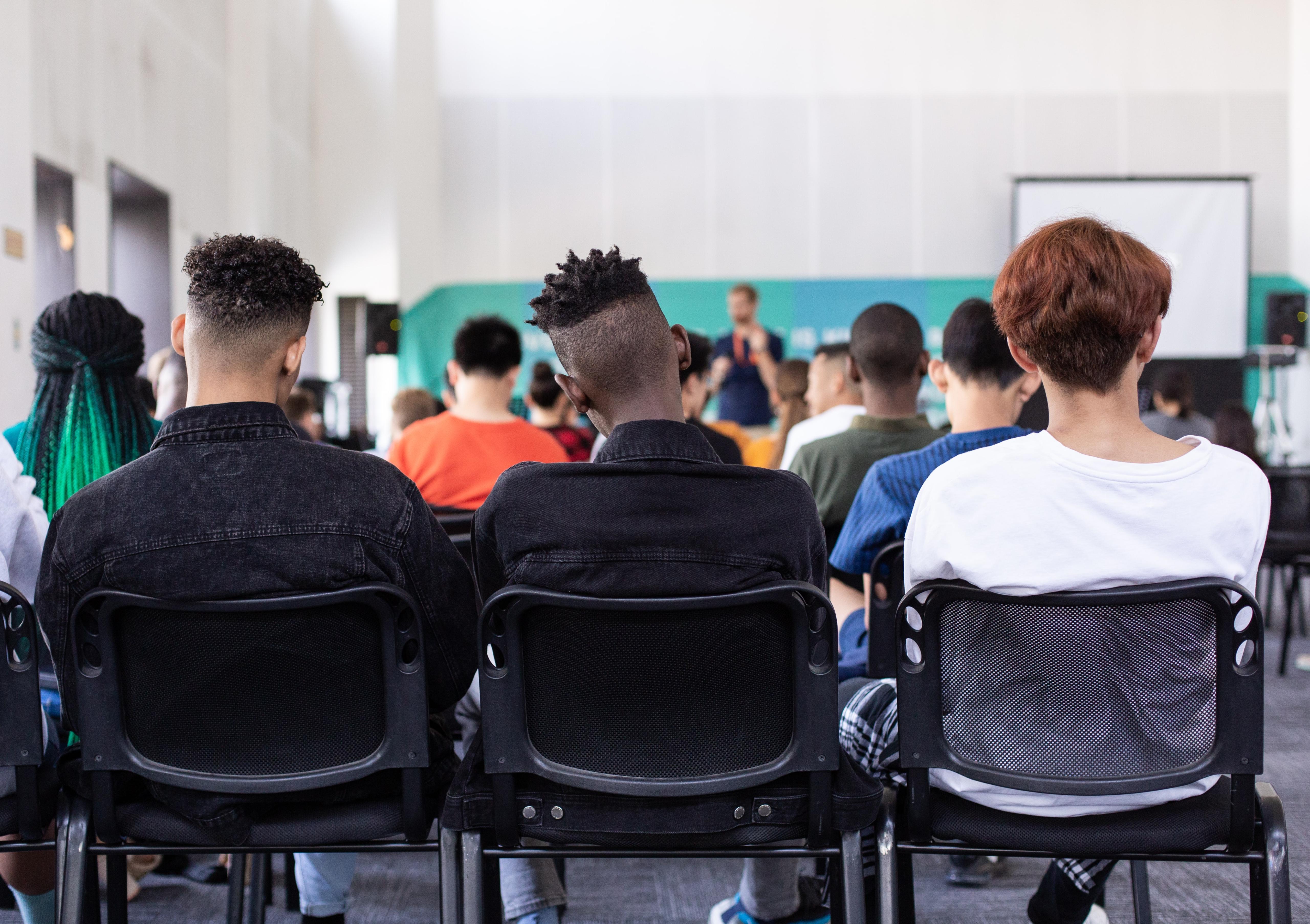 des étudiants dans une salle de classe