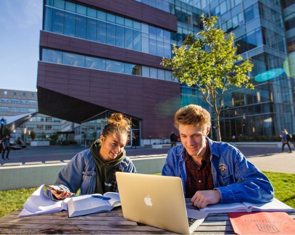 Deux étudiants regardent un ordinateur portable