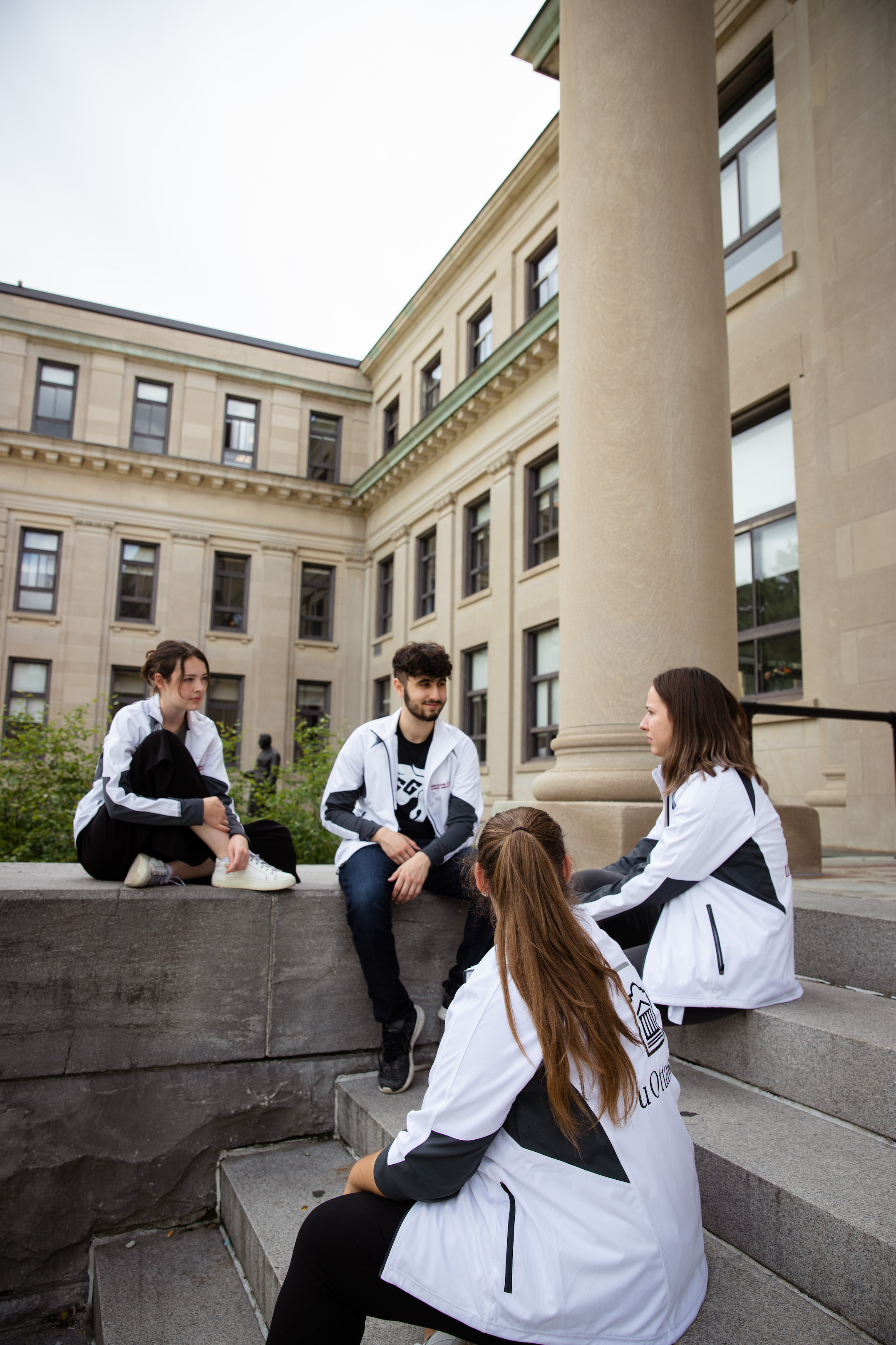 4 étudiants-ambassadeurs en conversation