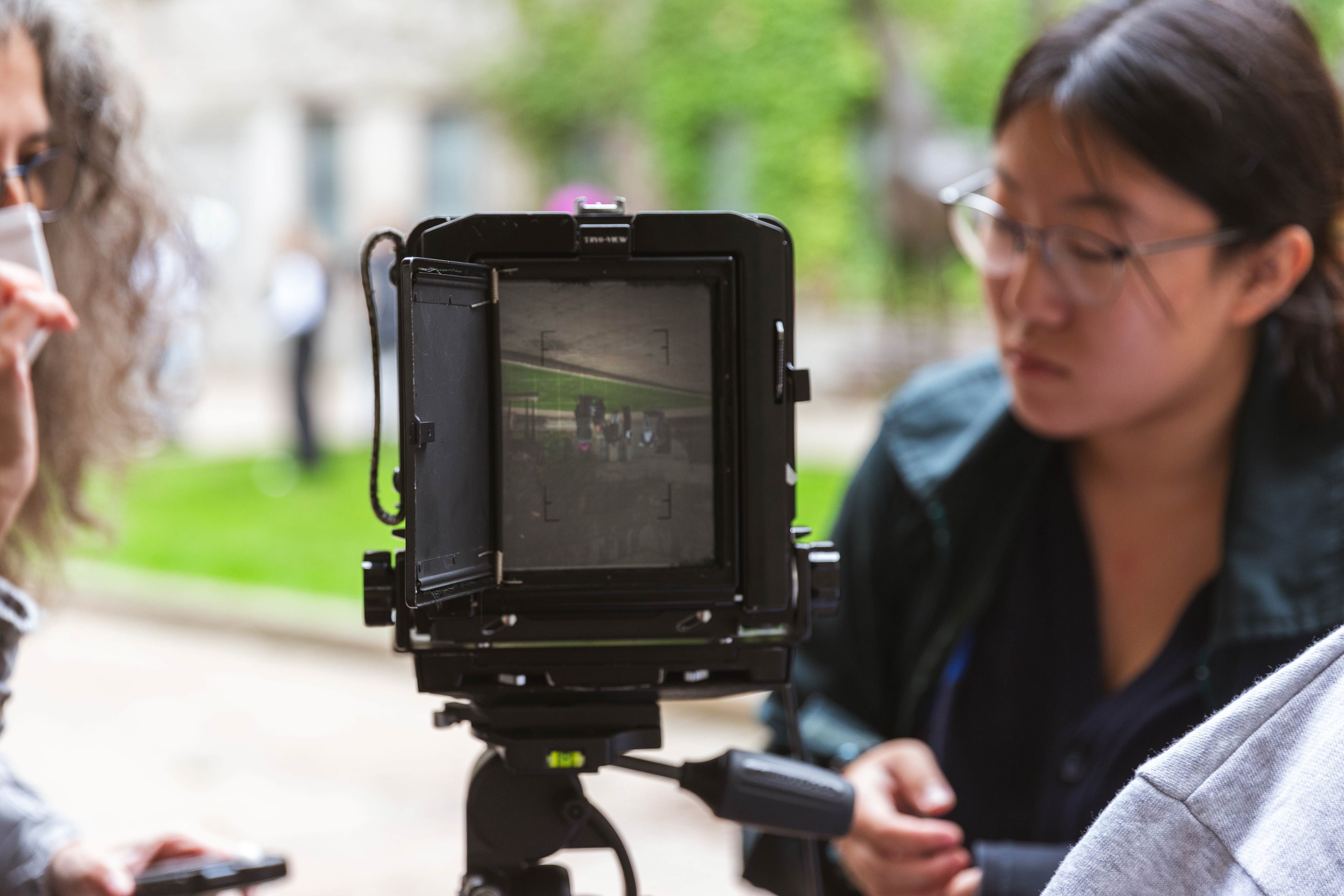 Étudiants travaillent avec un appareil video