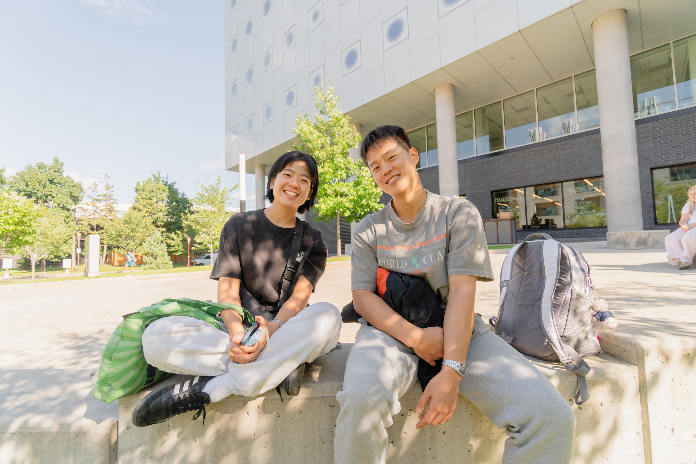 Deux étudiants sur le campus