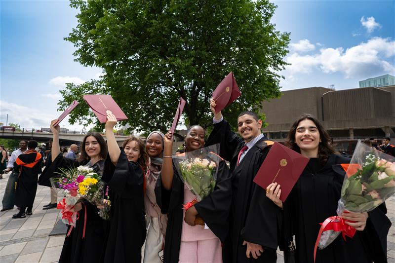 Étudiants avec leurs diplômes en mains
