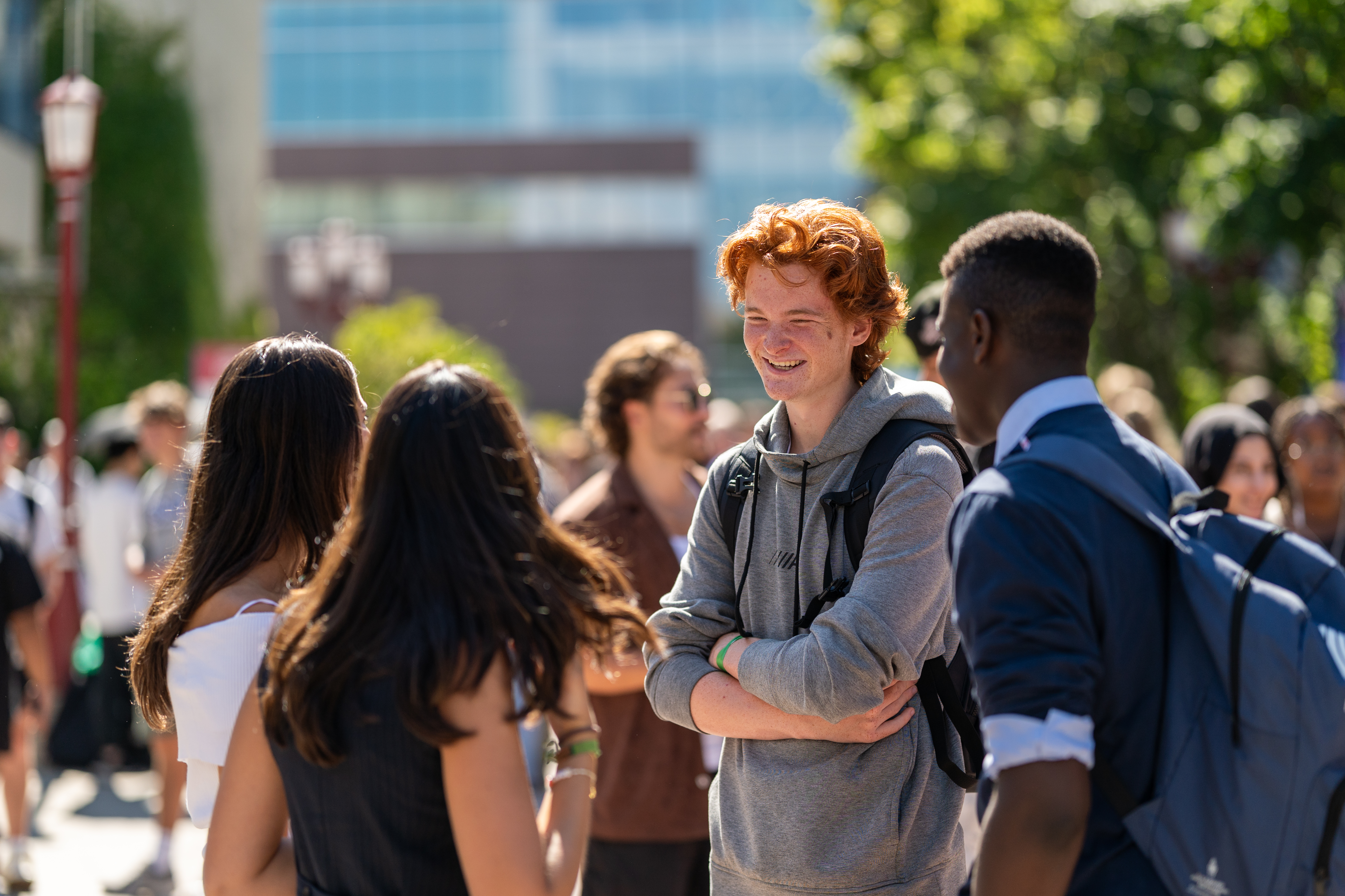 Étudiantes et étudiants parlant sur la Grande Allée.