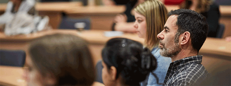 Étudiants en classe, écoutant un présentateur (absent de la photo)