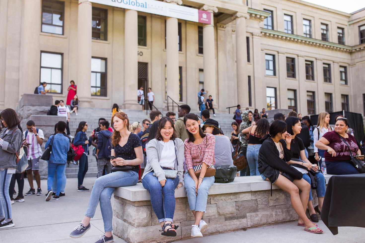 Des étudiants qui participent à un événement devant le pavillon Tabaret