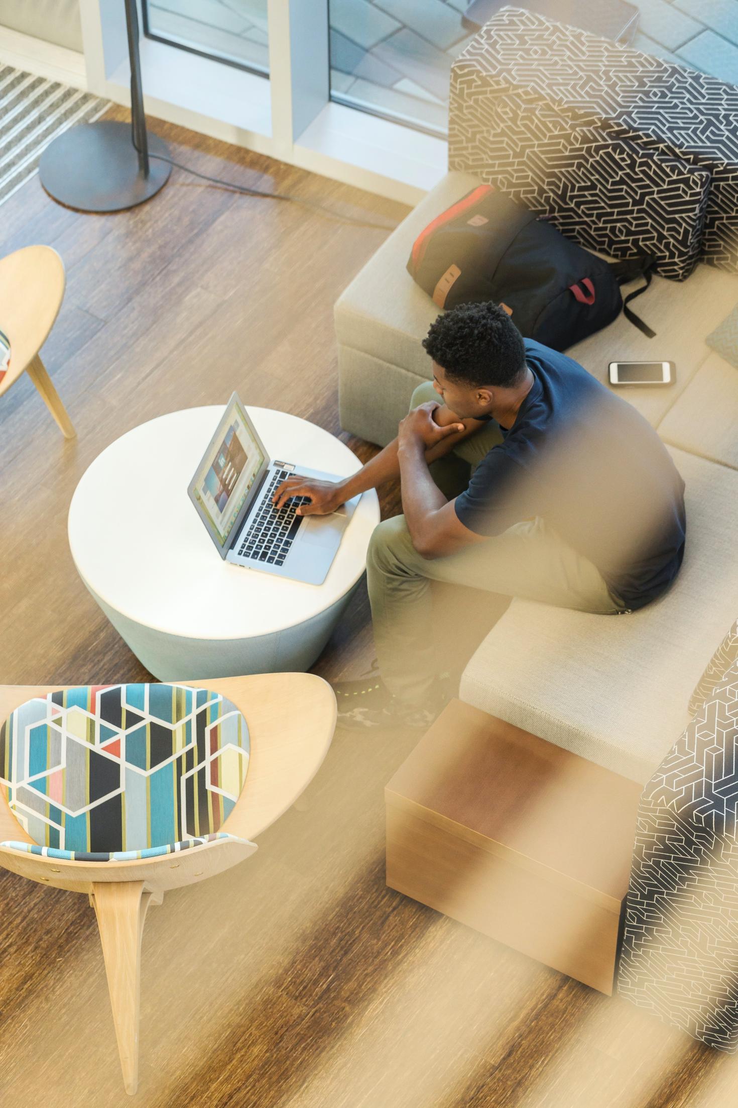 Étudiant qui travaille sur un ordinateur portable