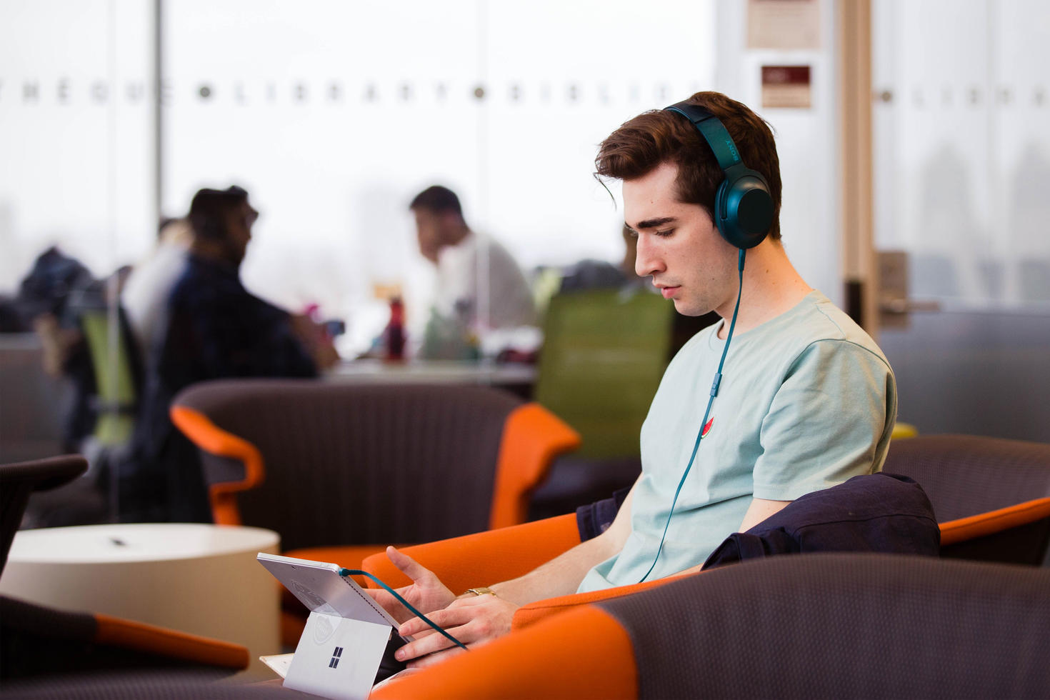  étudiant travaillant sur le campus