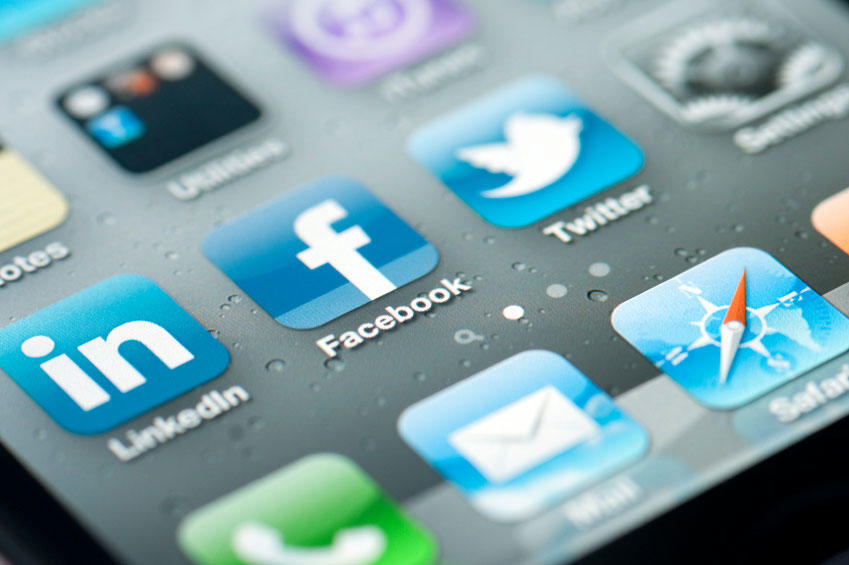 Icônes de médias sociaux sur un écran de téléphone cellulaire