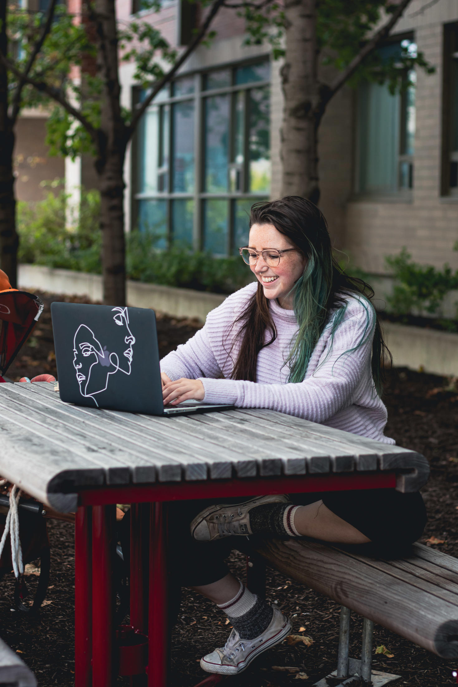 étudiant sur un ordinateur portable