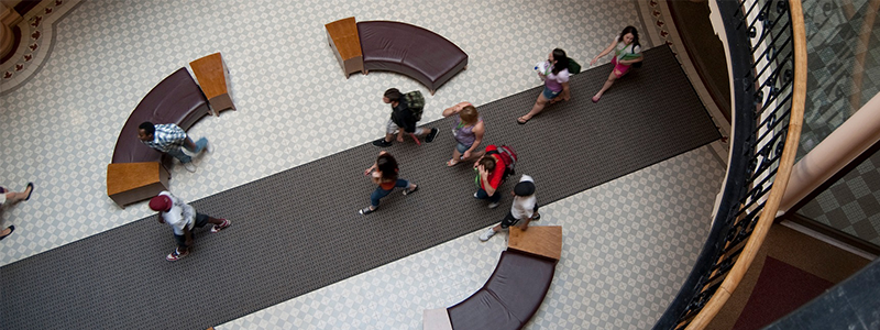 Vue aérienne d'étudiants marchant et assis.