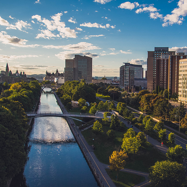 Vue du canal rideau et du campus uOttawa