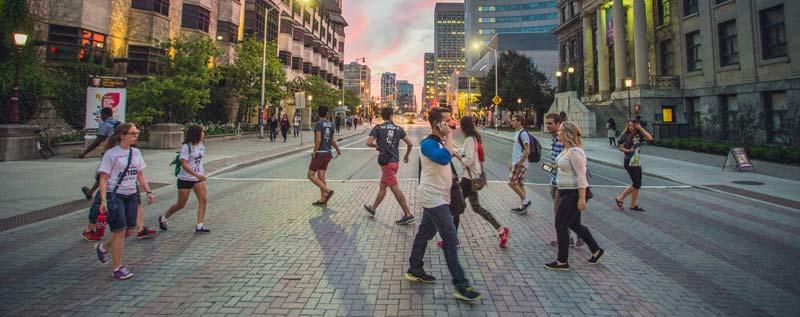 Étudiants traversant à une intersection sur le campus