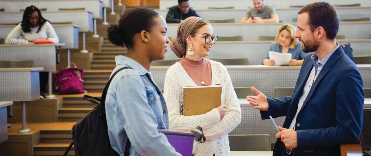 etudiants discutent avec prof dans une salle de classe