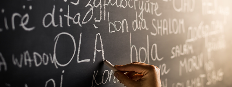 Quelqu'un écrivant des mots espagnols sur un tableau noir.
