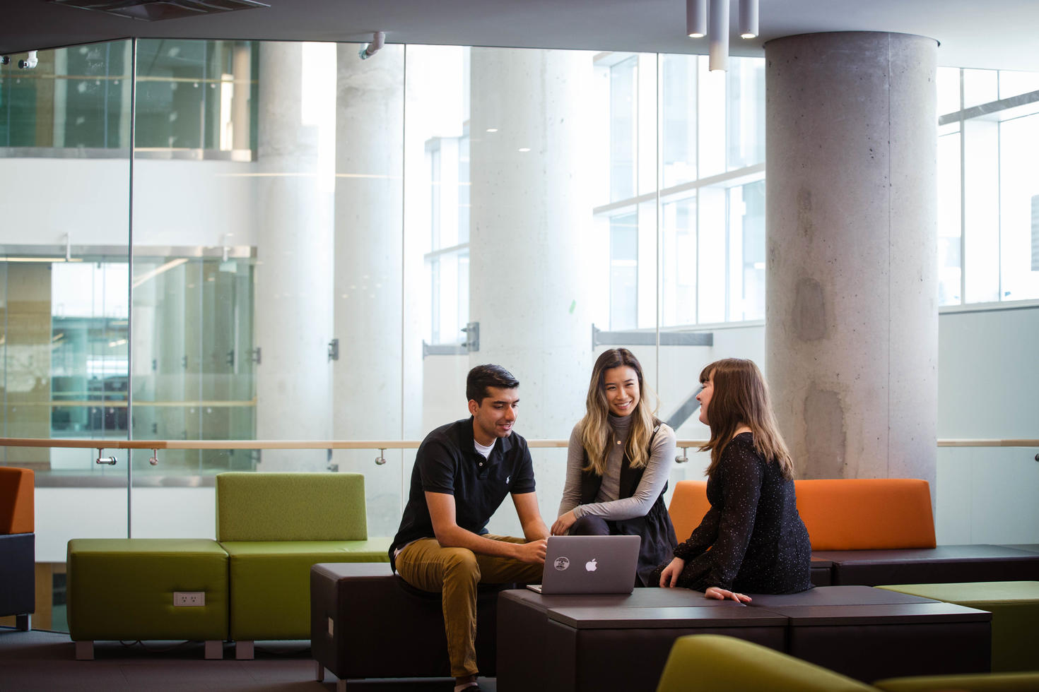 étudiants qui travaillent à un ordinateur