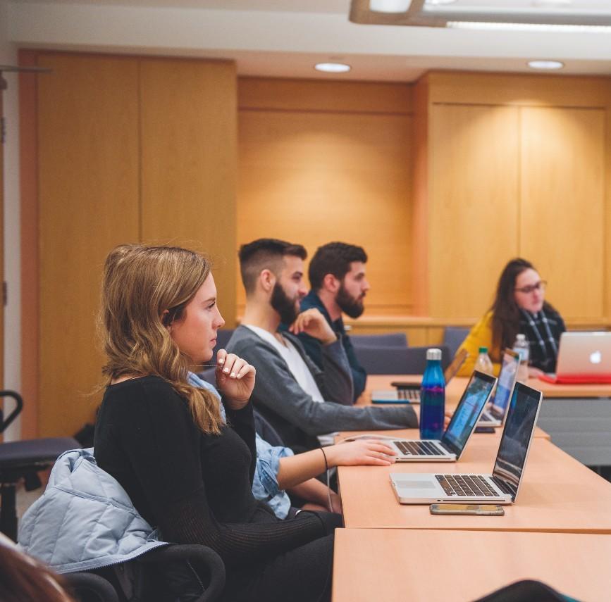des étudiants dans une salle de cours