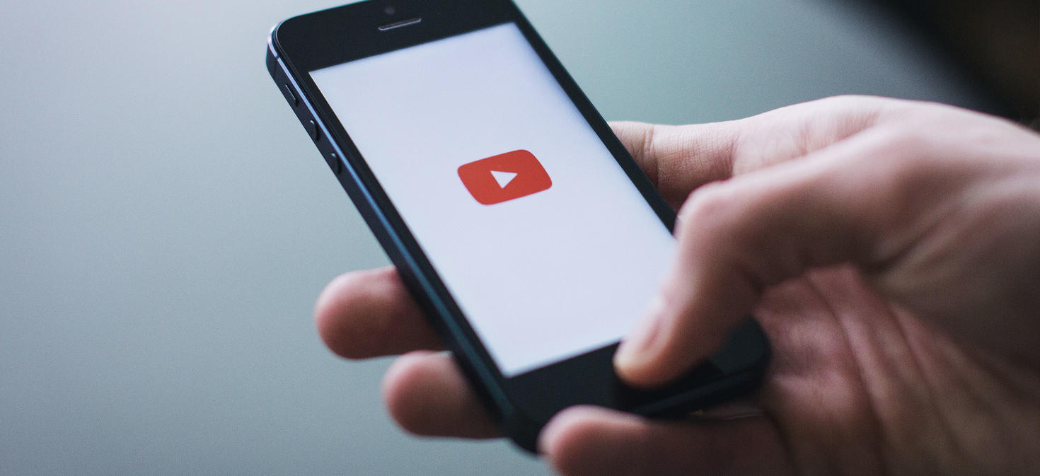 Cellulaire ouvert sur l'application YouTube