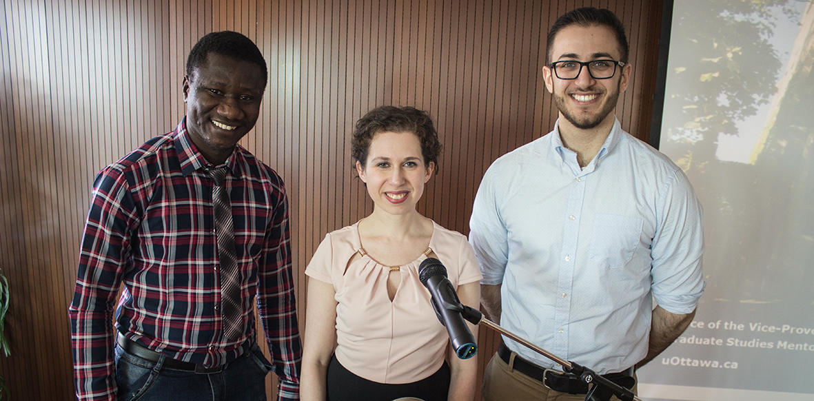 Moussa Thiam (à gauche) et Teri Slade (centre), gagnants du concours 2017 uOttawa Ma thèse en 180 secondes et 3MT. Danny Jooma (à droite), et Raphaëlle Robidoux (absente de la photo), ont gagné les deuxièmes places du concours.