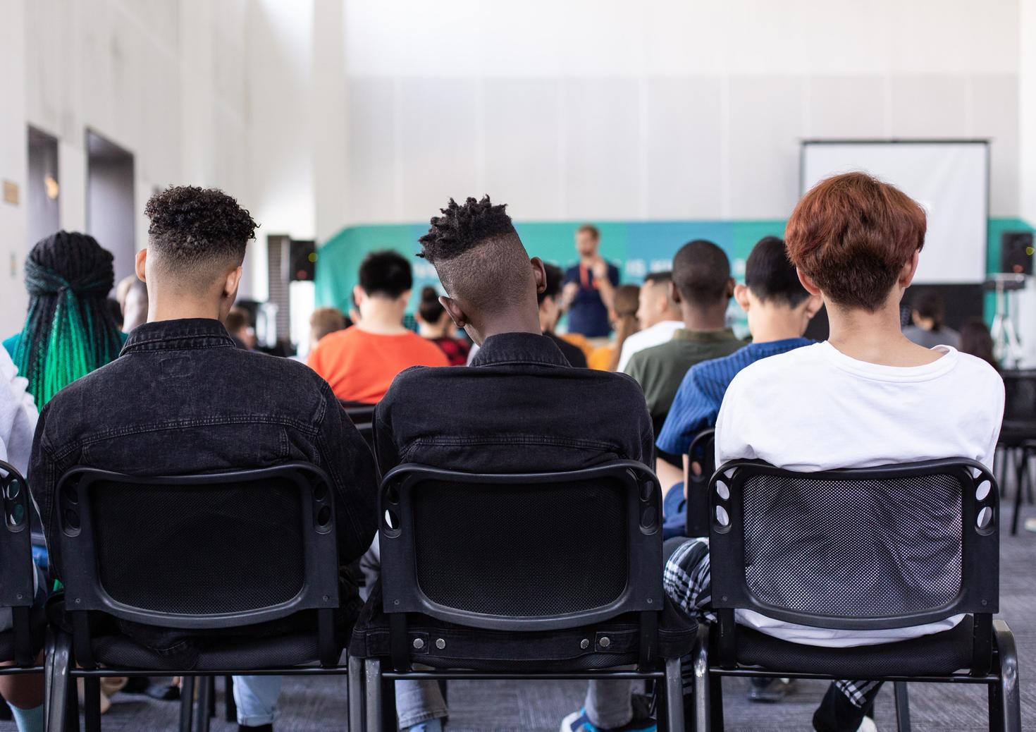 étudiants sur des chaises de dos