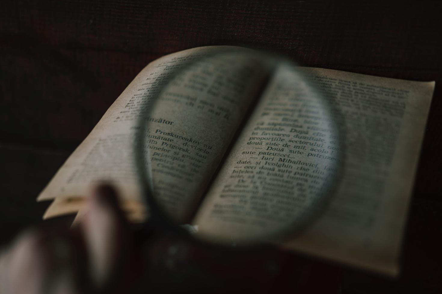 livre ouvert avec texte dans une langue étrangère