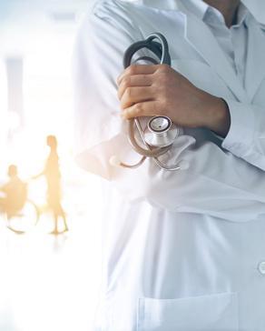 Gros plan d’une médecine tenant un stéthoscope.
