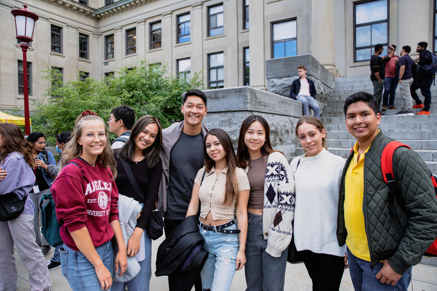 étudiants souriant devant le hall de tabaret